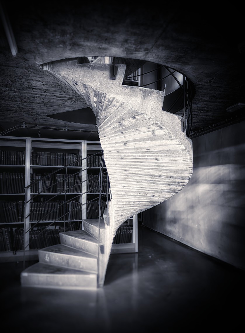 Knihovna UPM – schodiště do skladiště alias šnek, foto: Michaela Špůrová, 2024.